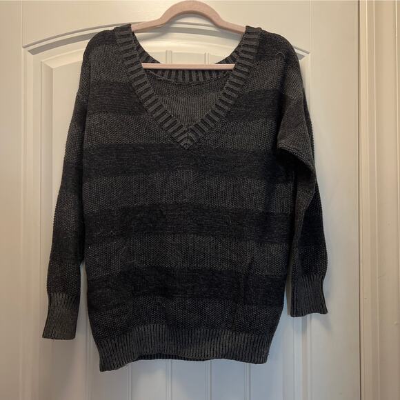 BCBGeneration Women's Striped Crew Neck Front V-Back Pullover‎ Sweater Sz S Gray - Picture 2 of 3